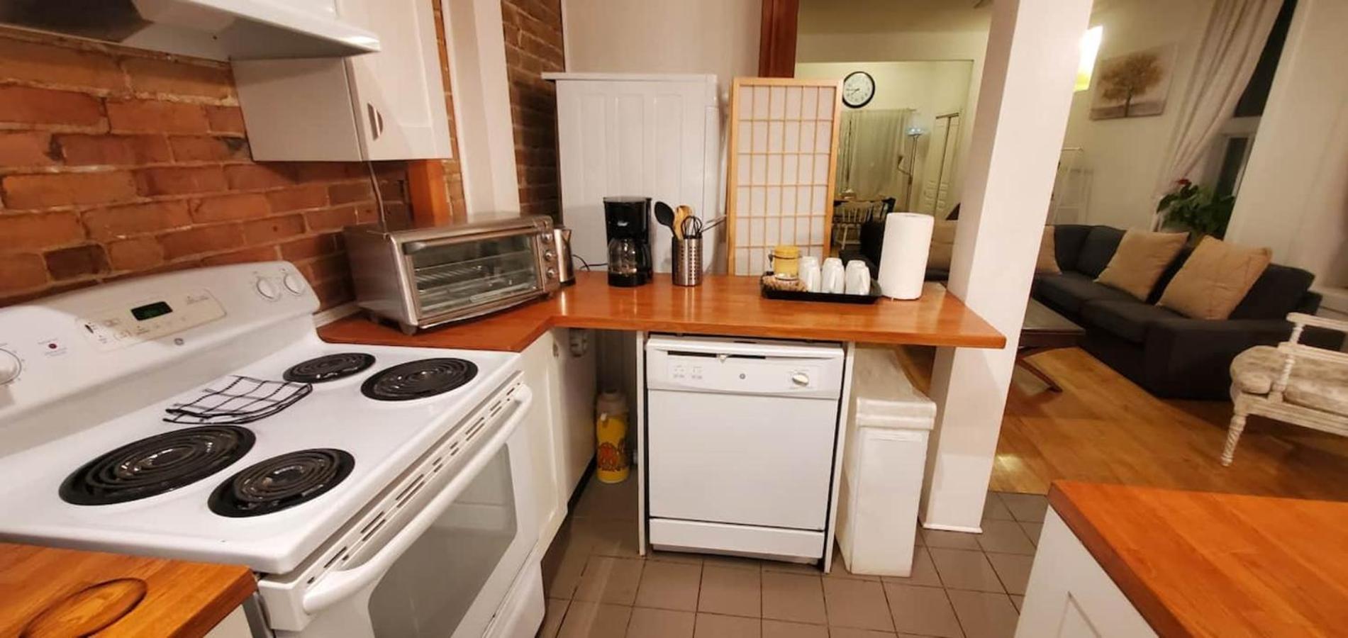 Perfect For Groups Big Livingroom 2 Backyard 3Br Монреал Екстериор снимка